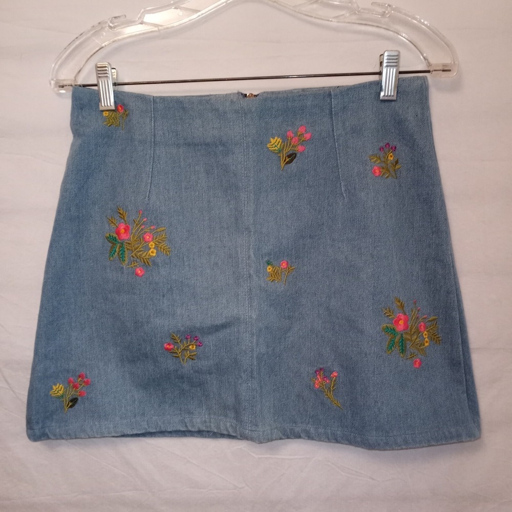 Farrow Size M Denim Skirt Light Wash‎ Embroidered Flowers Short Zip